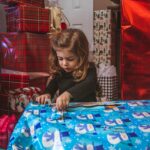 Jak poradzić sobie z nadmiarem emocji i prezentów po świętach: praktyczne wskazówki dla rodziców przedszkolaków